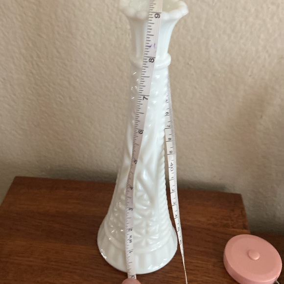 Vintage Milk Glass Starburst Pattern Bud Vase’ #17 - Picture 3 of 4